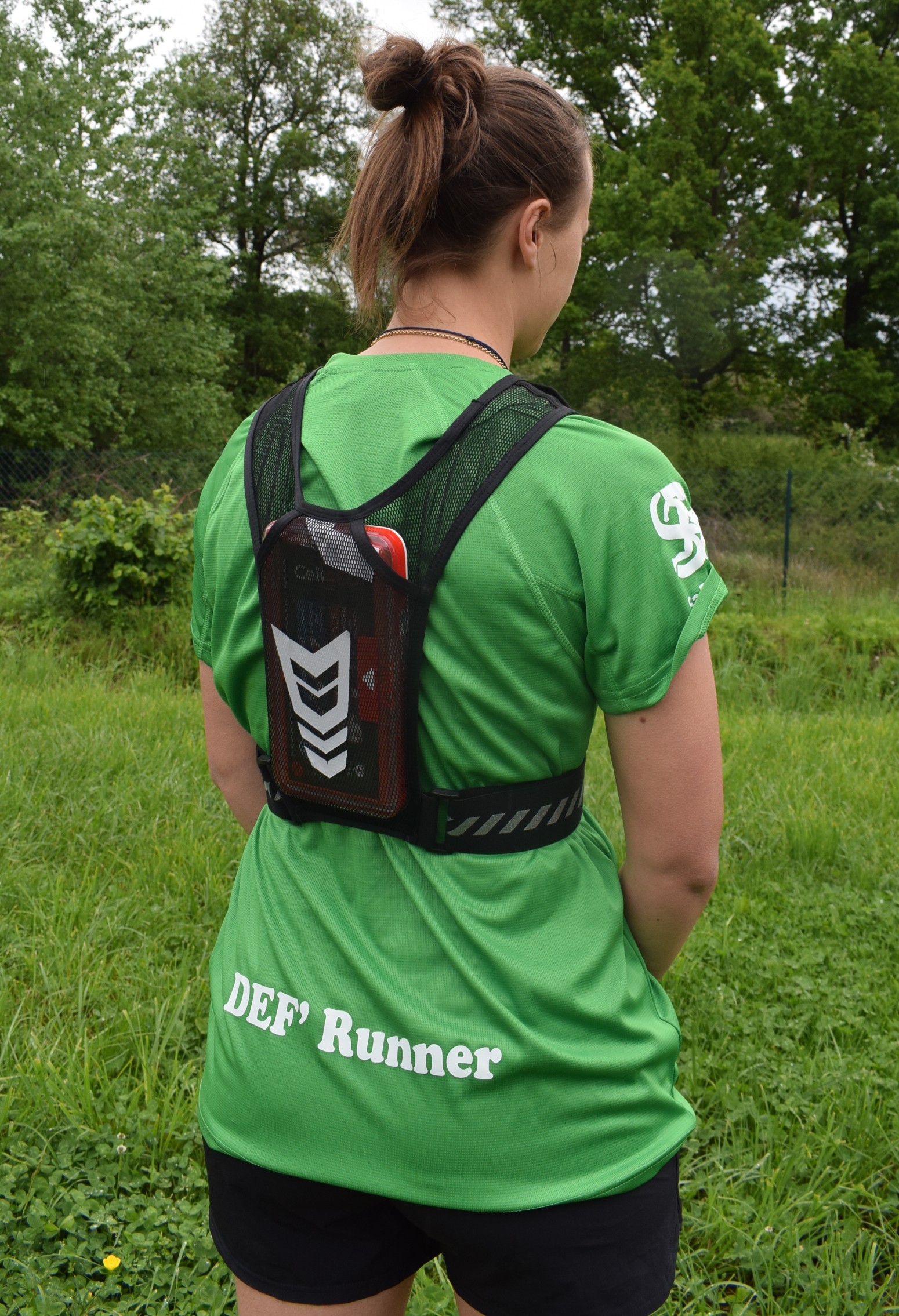 Coureur avec un défibrilateur portatif