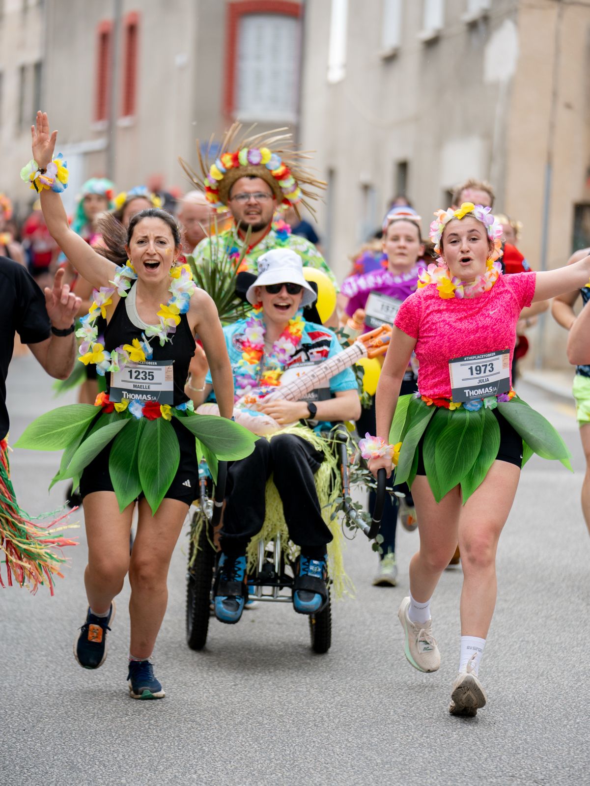 Coureurs célébrant la course